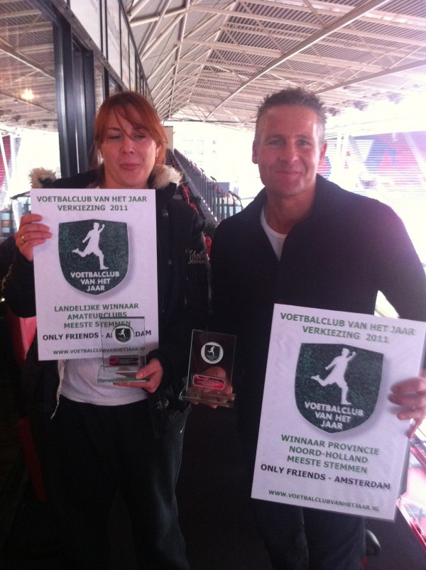 Voetbalclub van het jaar Awards Dennis met Award Voetbalclub van het jaar