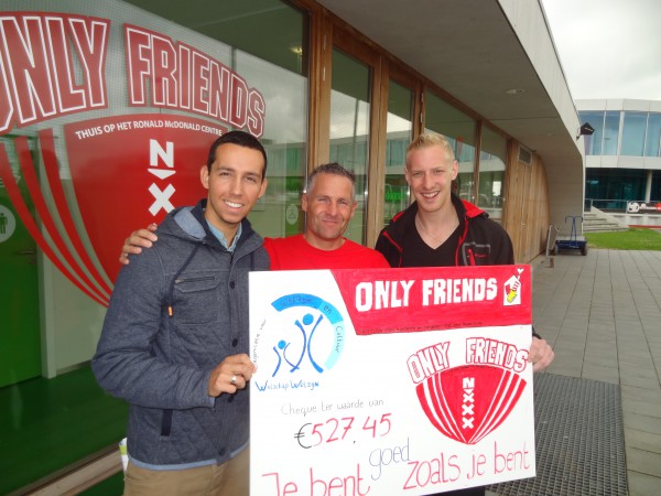 Brian Bos en marc de Koning overhandigen de cheuqe aan Dennis Gebbink