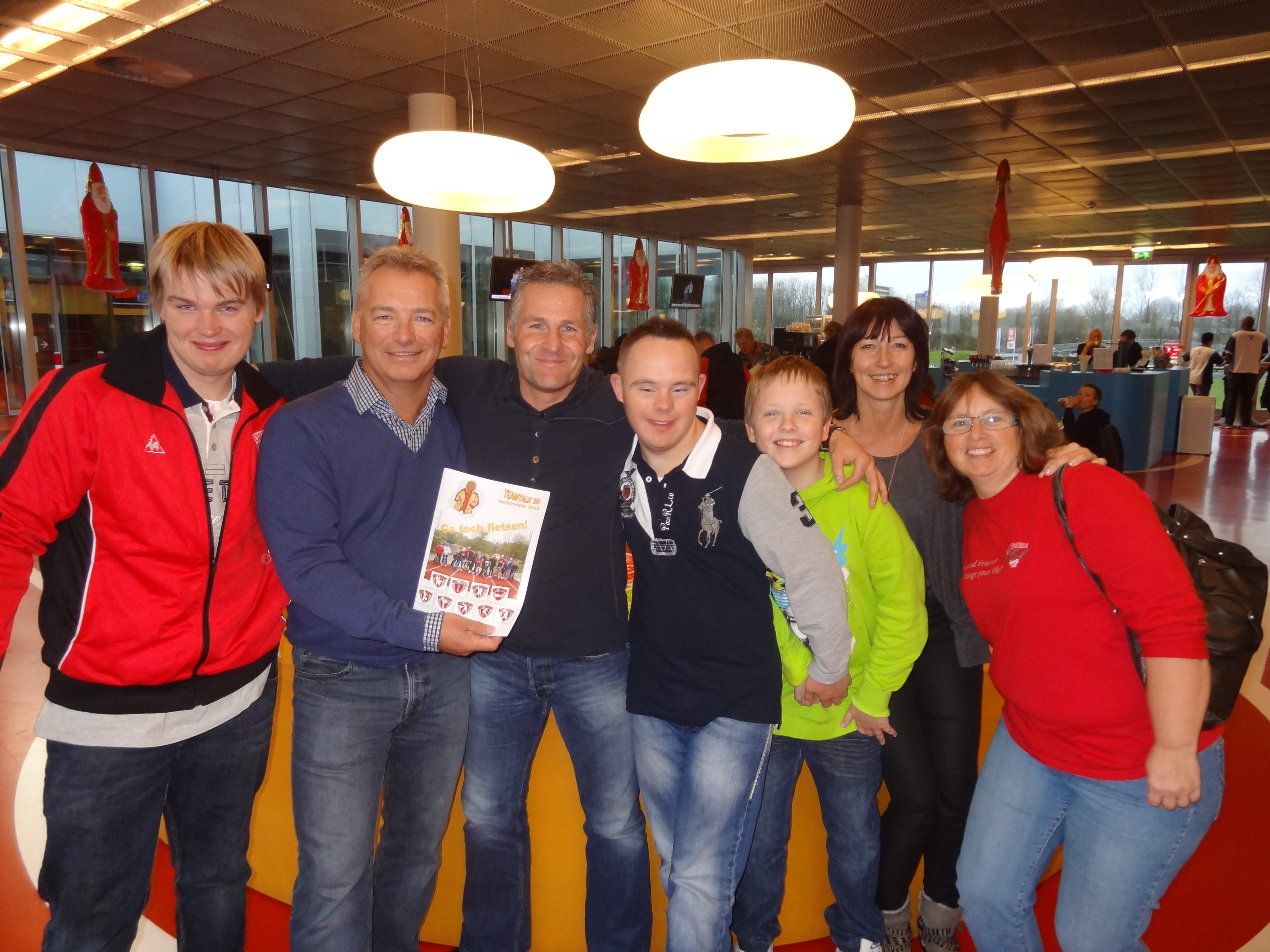 NMT nieuwe sponsor van Teamtalk Frits Dix overhandigd zijn eerste gesponsorde Teamtalk aan Dennis Gebbink en de redactie