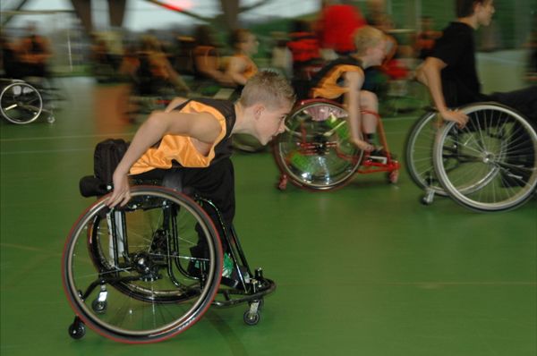 Rolstoelbasketbal Rolstoelbasketballer in actie
