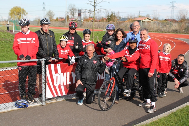 Overhandiging driewieler aan Cycling