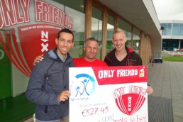 Brian Bos en marc de Koning overhandigen de cheuqe aan Dennis Gebbink