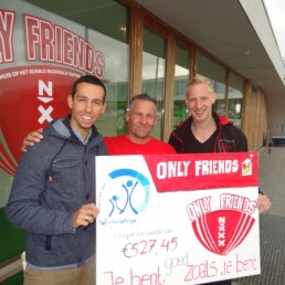 Brian Bos en marc de Koning overhandigen de cheuqe aan Dennis Gebbink