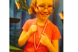 Blij kindje met medaille bij Fitness Contest
