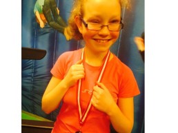 Blij kindje met medaille bij Fitness Contest