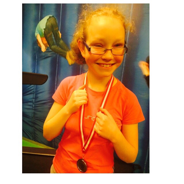 Blij kindje met medaille bij Fitness Contest
