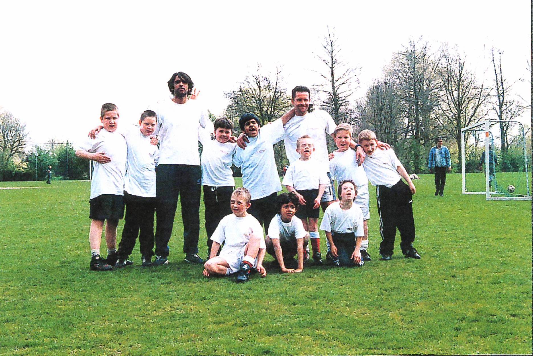 Dennis met de eerste jongetjes in 2000