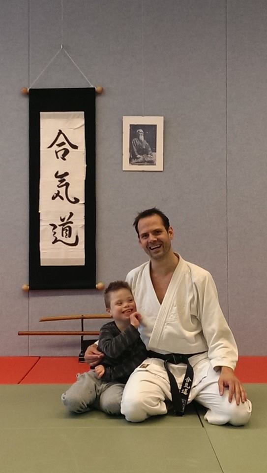 Leraar Dennis Vorster met zijn zoontje in de Dojo