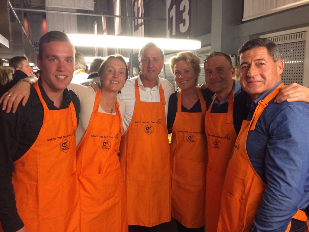 Gezellig koken met o.a. Myron, Colinda en Dennis Gebbink Gebbink, Carole Thate, Jacques Parson en natuurlijk Johan Cruijff zelf