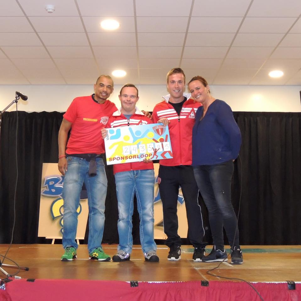 Myron Gebbink en Mark Bak van Only Friends nemen cheque in ontvangst