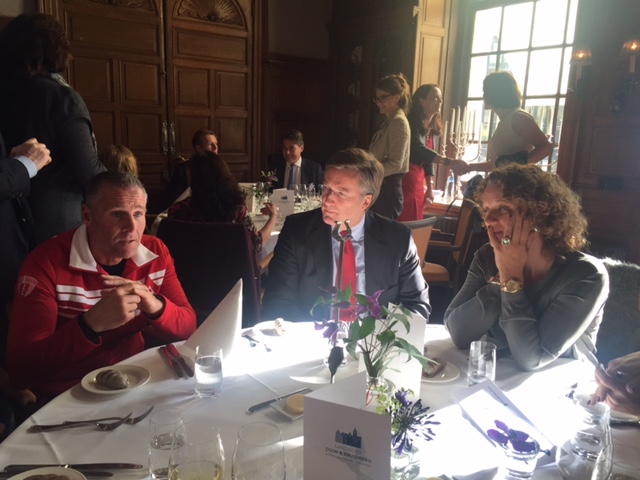 Interessante en indrukwekkende gesprekken aan tafel bij Annemarie vd Sar