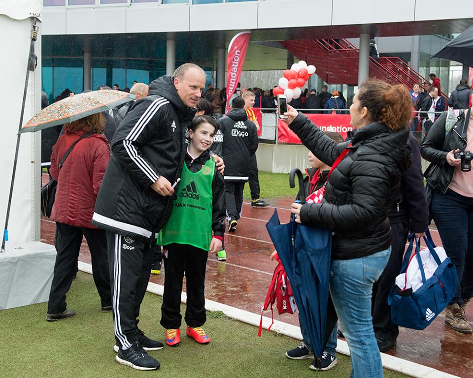 Op de foto met "good old" Dennis Bergkamp