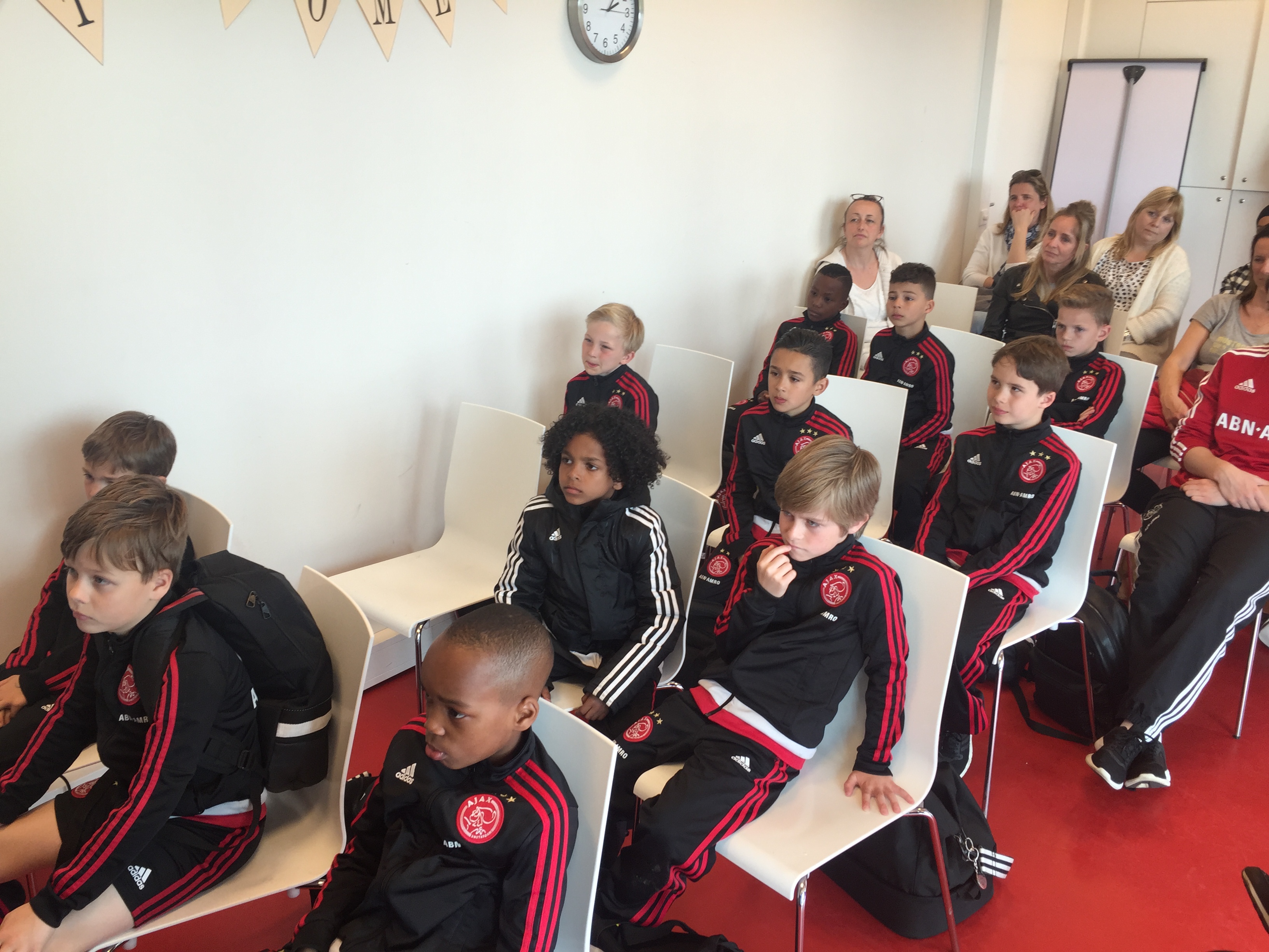 Jongens F1 Ajax luisteren ademloos naar presentatie en filmpjes
