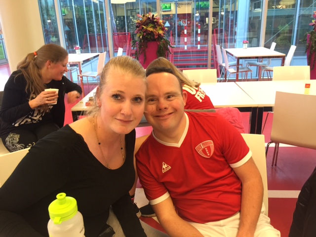 Lotte en Mark; beiden al 10 jaar lid van de afdeling HANDBAL