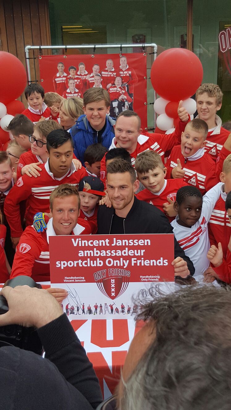 Myron Gebbink en Vincent Janssen tonen getekend contract onder toeziend oog van vele kinderen