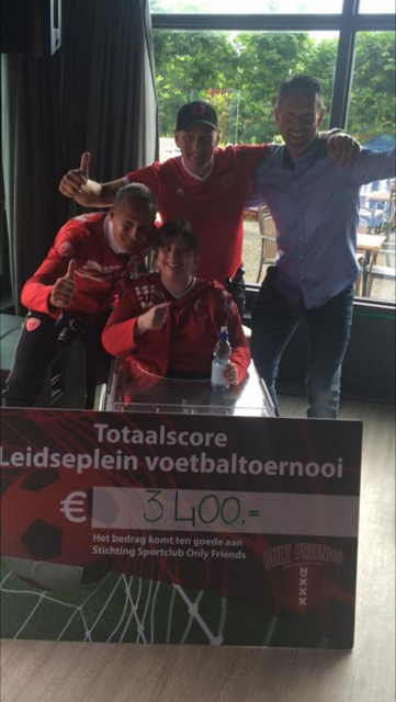 Only Friends met o.a. June en Dennis met de cheque
