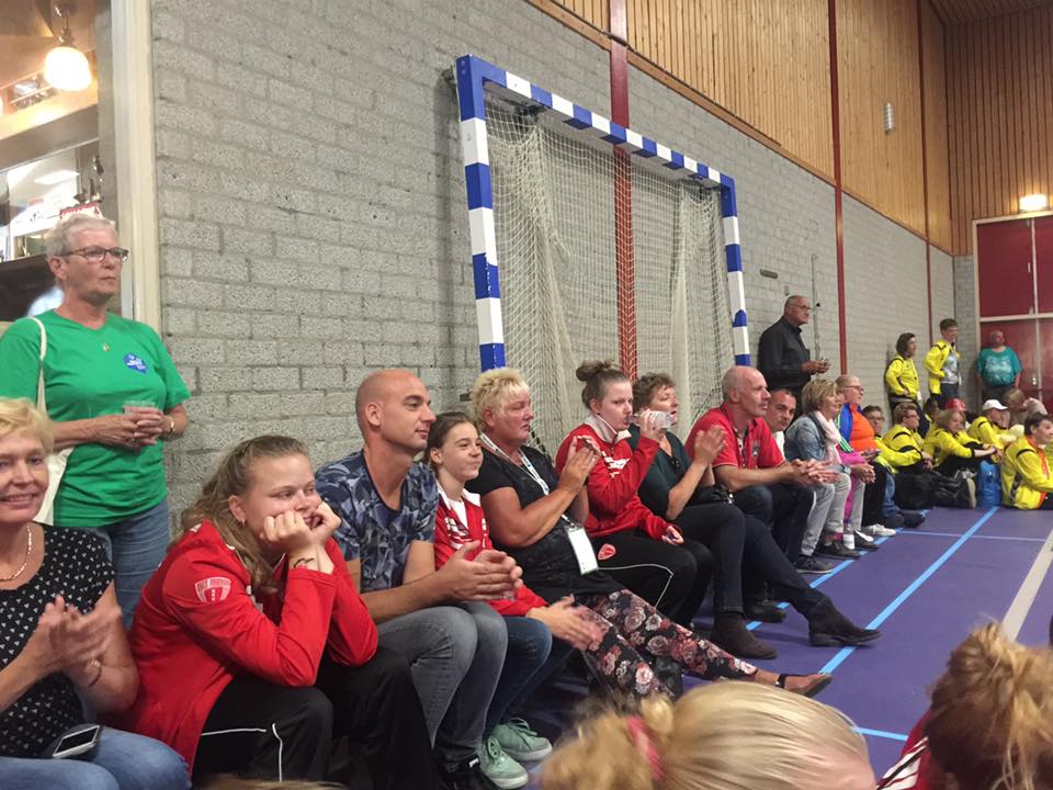 Spanning langs de kant bij de wedstrijden
