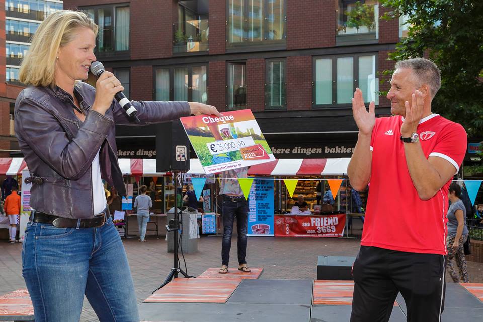 Saskia Groenwoud overhandigt de cheque