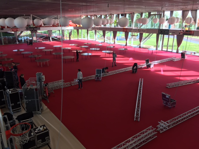 Opbouw van de feestzaal in volle gang