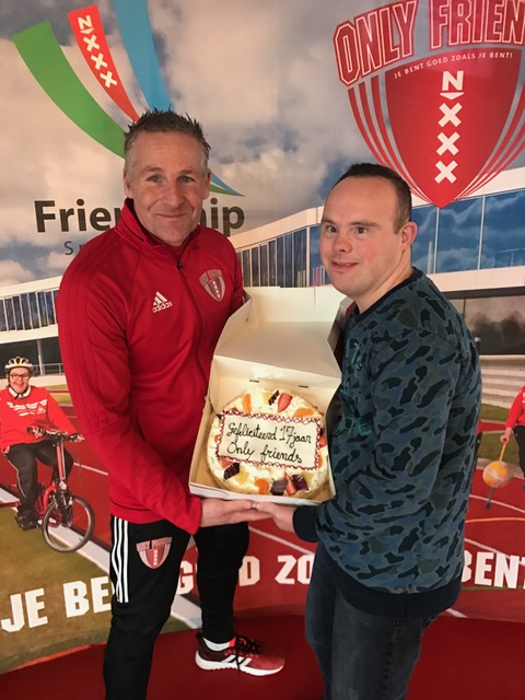 Mark overhandigt Dennis de verjaardagstaart